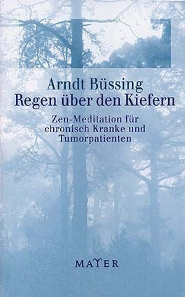 Regen über den Kiefern